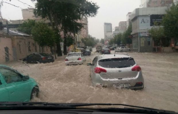 Mahaçqalada maşınlar su altında qaldı